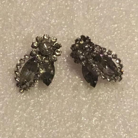Vintage pair of Weiss rhinestone clip on earrings - Picture 2 of 8